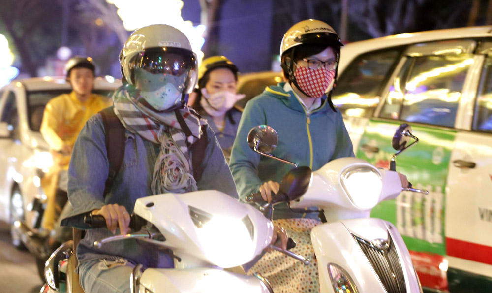 Người Sài Gòn co ro trong đêm lạnh ngày cận Tết